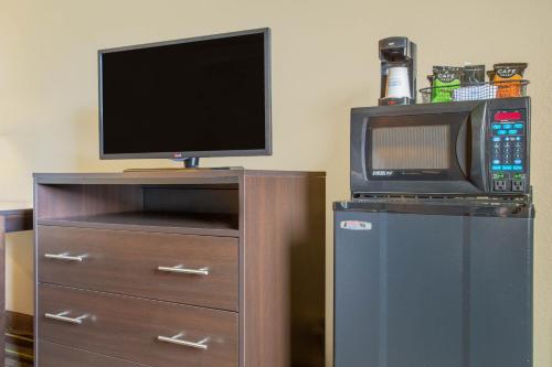 Super 8 by Wyndham Weston WV - image 6