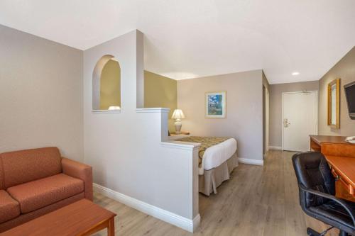 Baymont by Wyndham Tehachapi - image 9