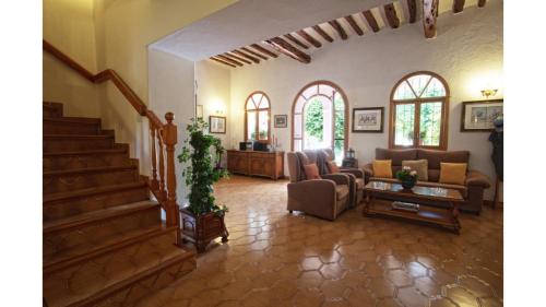 Villa Nieves is a beautiful villa set in a rural location yet it is still only a 5 minute drive from San Antonio and San Rafael