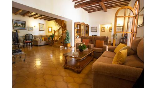 Villa Nieves is a beautiful villa set in a rural location yet it is still only a 5 minute drive from San Antonio and San Rafael