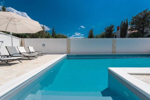 Villa Star 6 luxury apartment with a pool