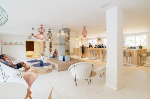 酒吧/休闲厅, 伊贝尔索尔安泰玛尔酒店-仅限成人 (Ibersol Antemare) in 锡切斯