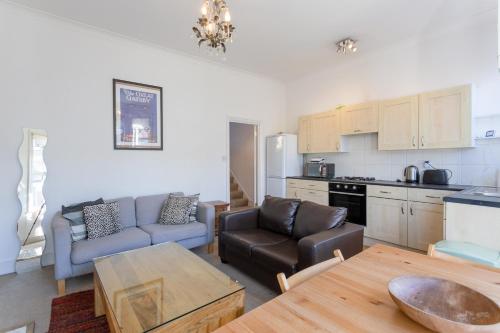 Comfortable 3 Bedroom Flat In Battersea, Clapham, London