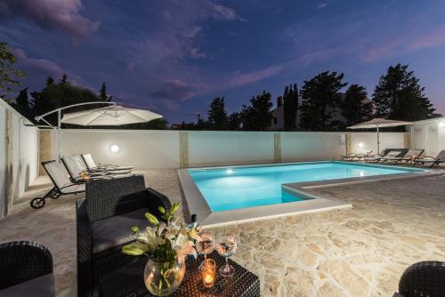 . Villa Star 6 luxury apartment with a pool