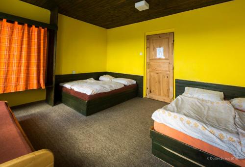 1 double bed, 2 twin beds