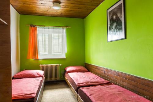 3 twin beds