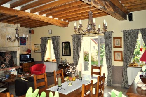 Koplietošanas atpūtas telpa ar TV, B&B le bourg d'Aunou, petit déjeuner compris (B&B le bourg d'Aunou, petit dejeuner compris) in Aunou-sur-Orne