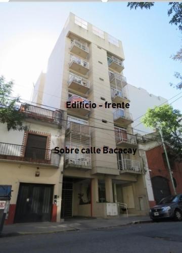 Luminoso y amplio 2 ambientes en Flores 45 m2 in ฟลอเรส