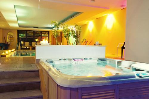 جاكوزي, Roccafiore Wine Resort & Spa in تودي