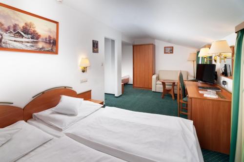 Hotel Spindlerova Bouda Hotel Spindlerova Bouda is perfectly located for both business and leisure guests in Spindleruv Mlyn. Both business travelers and tourists can enjoy the propertys facilities and services. Service-min