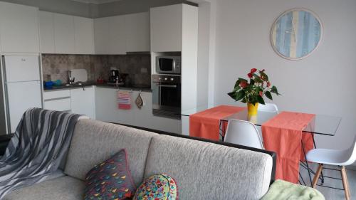 ห้องส่วนกลางสำหรับนั่งเล่น/ดูทีวี, Amazing view to the sea & port bay in Mosteiros in มอสเตย์โรส