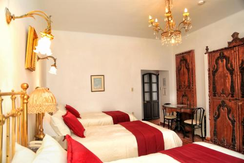 El Hotel de Su Merced - image 4
