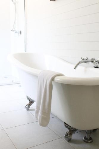 Bathroom, Bangalow Guesthouse in Byron Bay Surroundings
