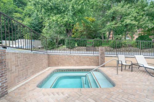 Gatlinburg River Inn - image 10