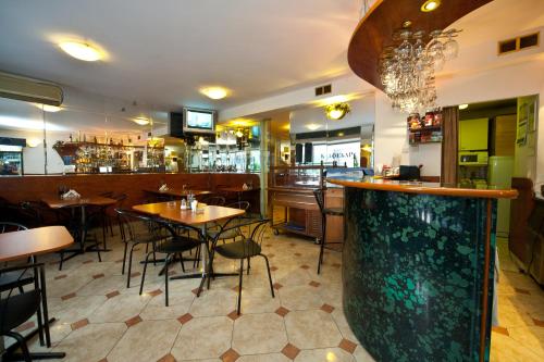 Slavyanska Beseda Hotel - image 12