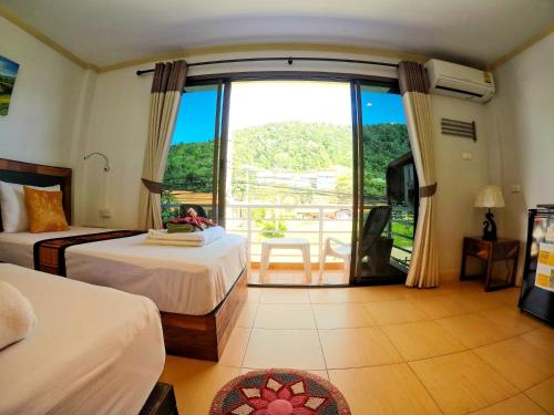 Twin Room with Balcony image 2