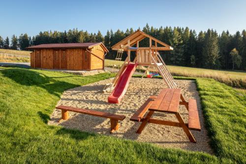 Spēļu laukums, Apartmány Tlustý svišť (Apartmany Tlusty svist) in Václavov u Bruntálu