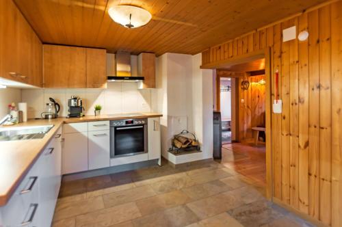 Charming Little Chalet for 6 People & Free Ski Lockers