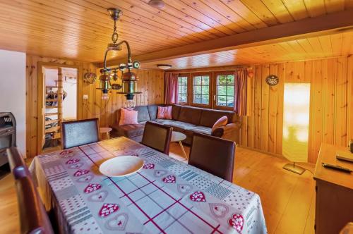 Charming Little Chalet for 6 People & Free Ski Lockers