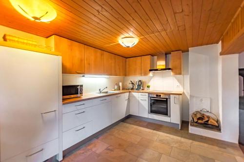 Charming Little Chalet for 6 People & Free Ski Lockers