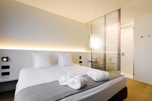 R hotel experiences Set in a prime location of Sougne-Remouchamps, R hotel experiences puts everything the city has to offer just outside your doorstep. The property offers guests a range of services and amenities design