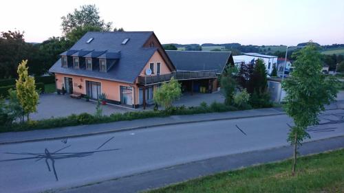 Viesnīcas āriene, Am Kirchsteig in Schlettau