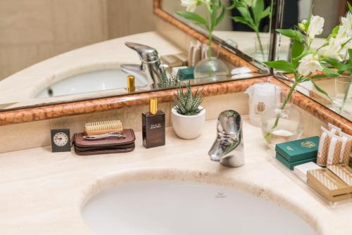 Santa Barbara Hotel - image 14