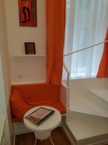 Studio - Split Level image 9
