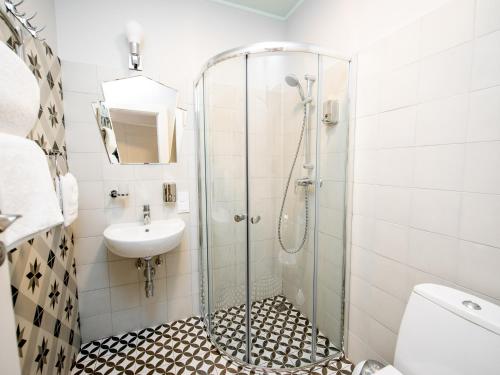 Standard King Room image 5