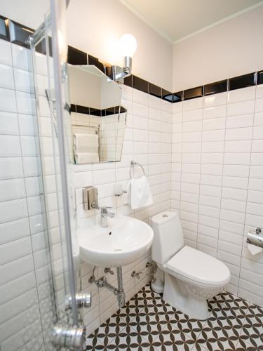 Standard King Room image 4