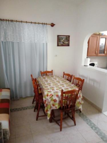 Iekārtas, Abádi Karmazsin Ház (Abadi Karmazsin Haz) in Abadszalok