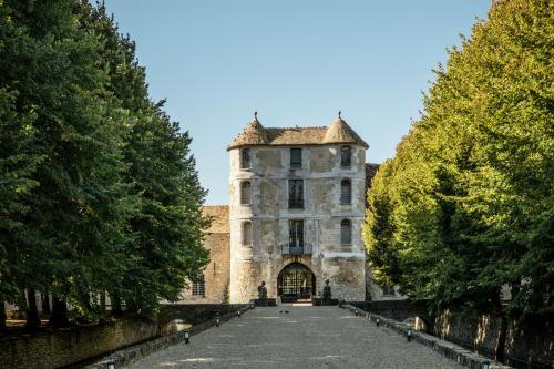 Entrance, Chateau De Villiers-Le-Mahieu in Montfort-l'Amaury