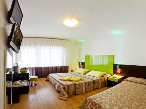 1 queen bed, 1 twin bed