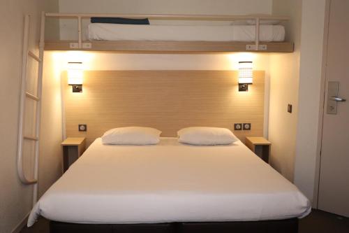 3 twin beds