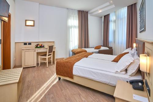 3 twin beds