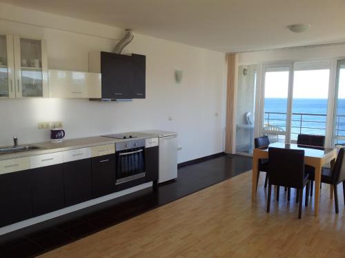 Hotel Romance - image 3