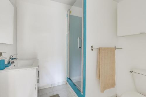 Bathroom, Maison avec jardin et jacuzzi proche Polytechnique in Palaiseau