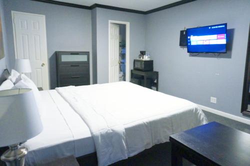 Central Motel Courtyard – White Plains, NY