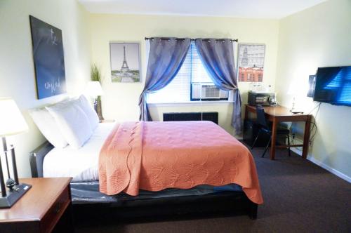 Central Motel Courtyard – White Plains, NY