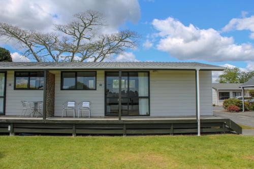 1 Bedroom Ensuite Cabin room in Holdens Bay Holiday Park