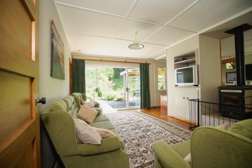 ห้องส่วนกลางสำหรับนั่งเล่น/ดูทีวี, Mahaanui Cottage Farmstay in โมฮากา