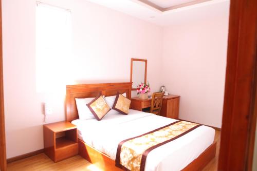 Hồng Tùng Hotel - Tap to explore photos