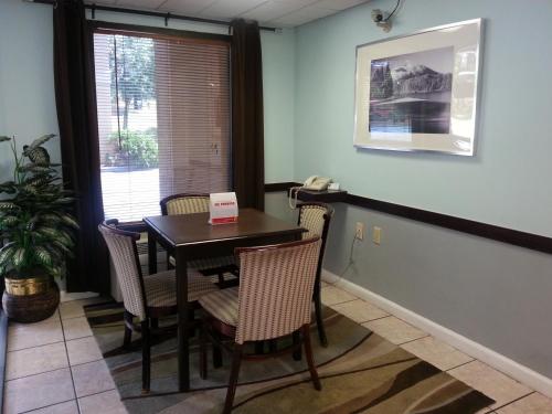 設施, 速8迪凱特酒店 (super8decatur) in 利松尼亞