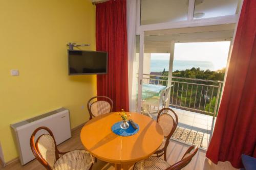 ระเบียง/ชานเรือน, Aparthotel Pecic in กราแดค