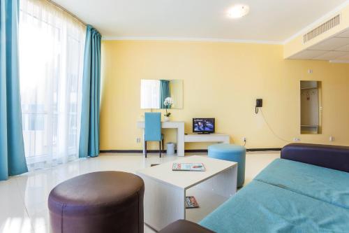 One-Bedroom Suite image 10