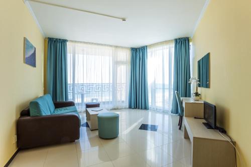 One-Bedroom Suite with Balcony (2 Adults + 2 Children) image 4