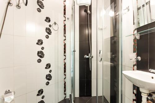 Double or Twin Room image 5