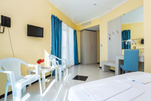 Double or Twin Room image 4
