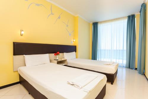 One-Bedroom Suite with Balcony (2 Adults + 2 Children) image 6