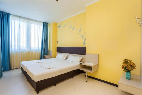 One-Bedroom Suite with Balcony (2 Adults + 2 Children) image 5